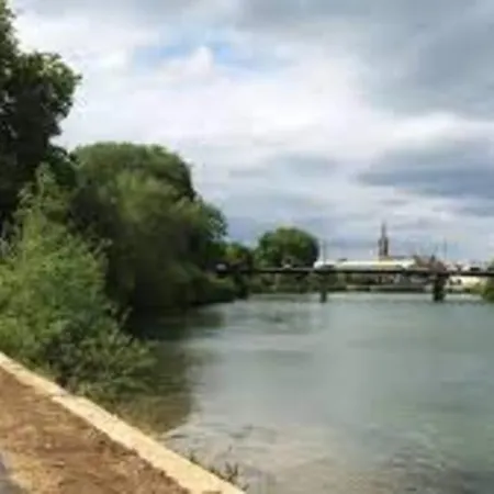 Chaleureux , Cosy, Bien Equipe Et Bien Place * Sedan
